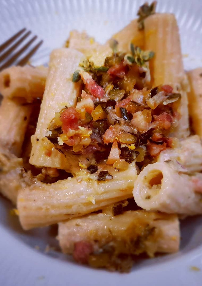 Una foto de Macarrones con salsa de calabacín y jamón al tomillo