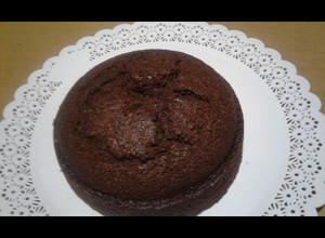 Una foto de Torta de chocolate húmeda fácil y económica