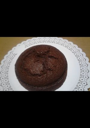 Una foto de Torta de chocolate húmeda fácil y económica