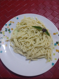 Una foto de Spaghetti con albahaca
