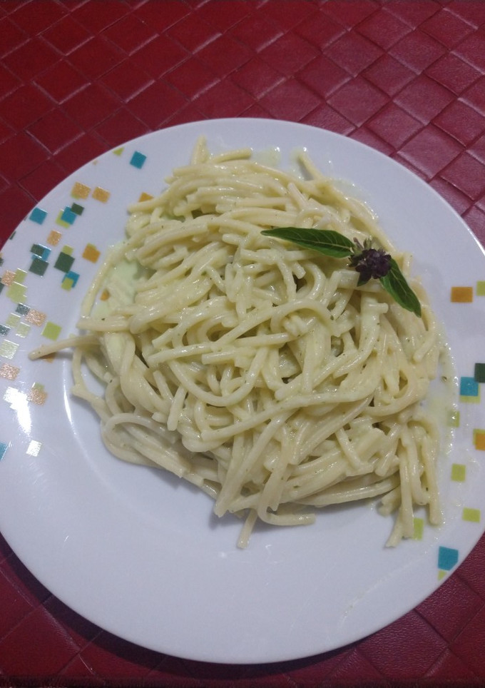 Una foto de Spaghetti con albahaca