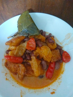 Foto resep Sambel Krecek, Tahu, Kacang tolo (kerupuk kulit sapi)