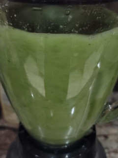 Una foto de Agua de pepino y limón (cucumber & lime water)