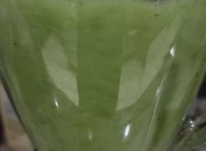 Una foto de Agua de pepino y limón (cucumber & lime water)