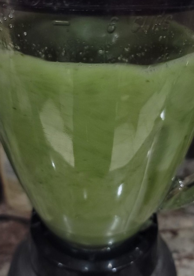 A picture of Agua de pepino y limón (cucumber & lime water).