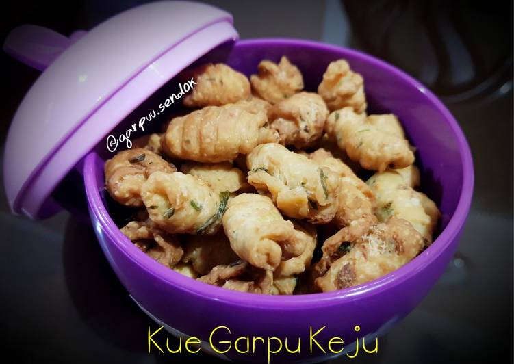 33. Kue Garpu Keju