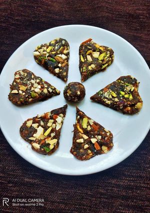 ખજૂર પાક (Khajoor Paak Recipe In Gujarati) રેસીપી મુખ્ય ફોટો