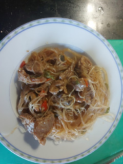 Una foto de Ternera estilo chino con fideos chinos