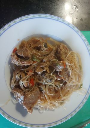 Una foto de Ternera estilo chino con fideos chinos