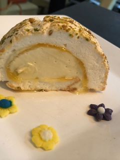 O poză a rețetei Ruladă de bezea cu cremă de mascarpone și curd de lămâie!.