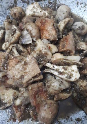 Hình của món Sườn non kho nấm rơm chay.