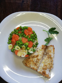 Una foto de Perca a la plancha con timbal de verduras salteadas