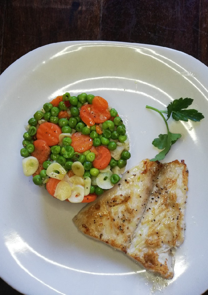 Una foto de Perca a la plancha con timbal de verduras salteadas