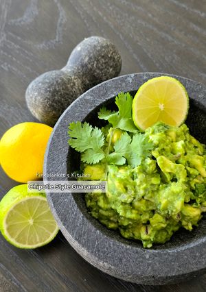 A picture of Chipotle Style Guacamole.