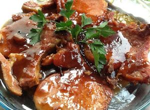 Una foto de Chuletas de cerdo ahumadas con salsa de malta