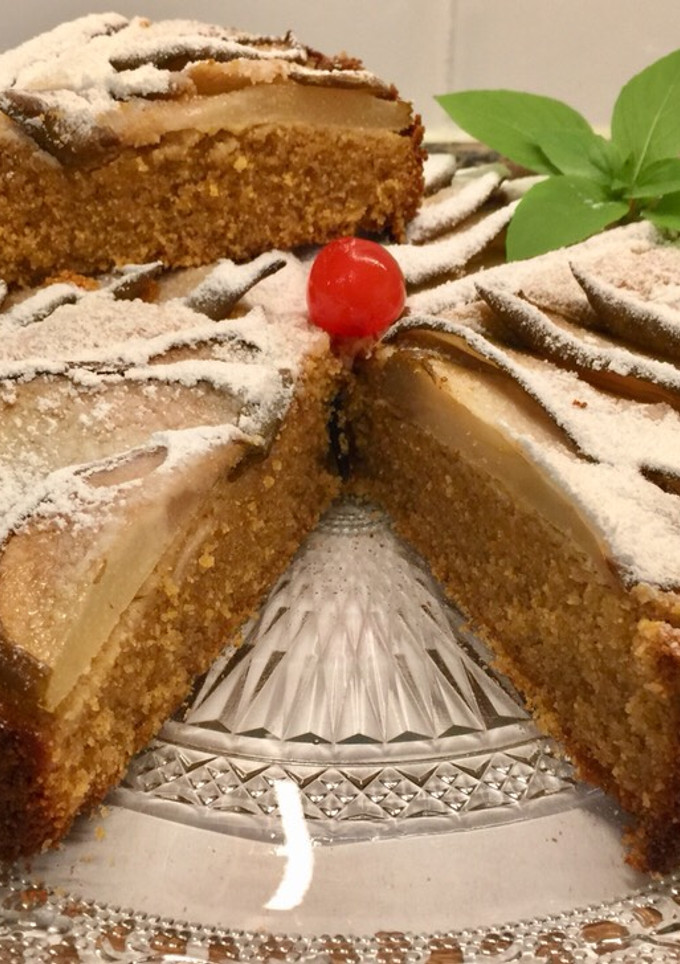 Una foto de Pastel de pera, almendra y polenta