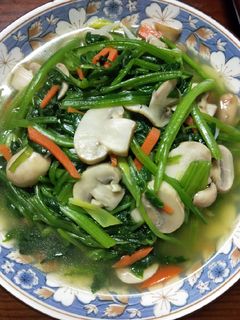 蘑菇炒菠菜 的食譜成品照片