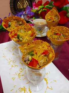 চিকেন কর্ণ পাঁপড় কোন চাট্(chicken corn papad cone chat recipe in Bengali) রেসিপির প্রধান ছবি