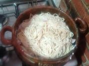 Una foto de spaguetti blanco