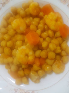 Una foto de Garbanzos con langostinos