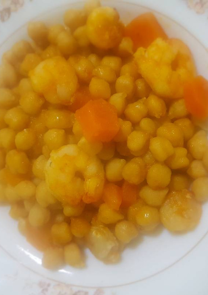 Una foto de Garbanzos con langostinos