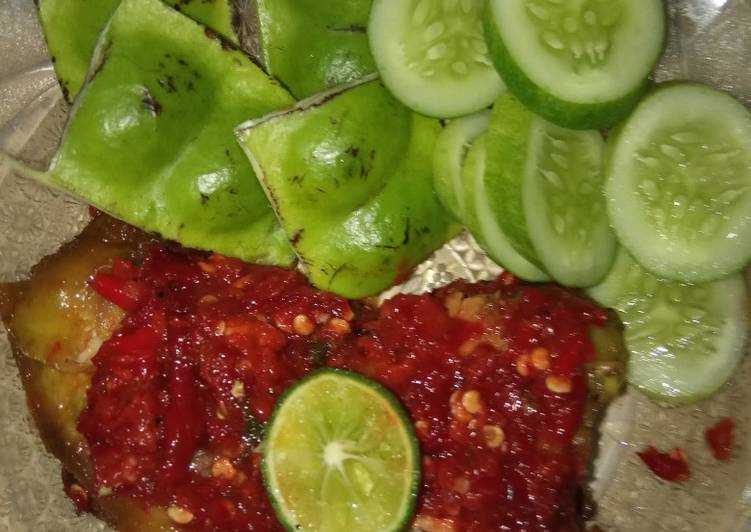 Ayam geprek+ lalapan