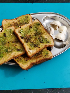 கார்லிக் பிரட் (Garlic Bread recipe in tamil) செய்முறை முக்கிய புகைப்படம்
