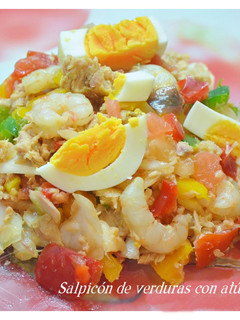 Una foto de Salpicón de verduras con atún y gambas