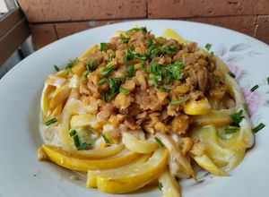 Una foto de Fideos de calabacín amarillo con salsa cremosa y salteado de garbanzo🍝🧆🍜