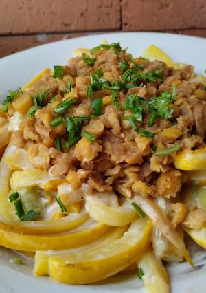 Una foto de Fideos de calabacín amarillo con salsa cremosa y salteado de garbanzo🍝🧆🍜