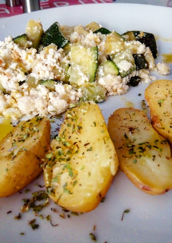 Una foto de Revuelto de zucchini y requesón con patatas gourmet