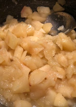 A picture of Apple sauce (Filling for mini apple pie).