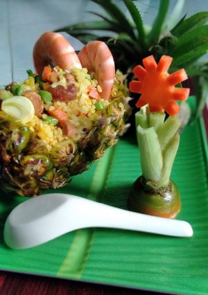 Hình của món Cơm chiên trái thơm.