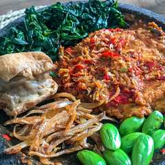 A picture of Telur Penyet.