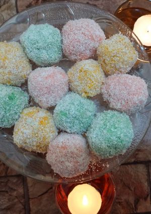 A picture of Coconut laddou.