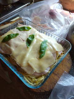 Una foto de Lasagna de fideos con albahaca