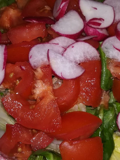 Una foto de Canónigos, tomate y rábanos