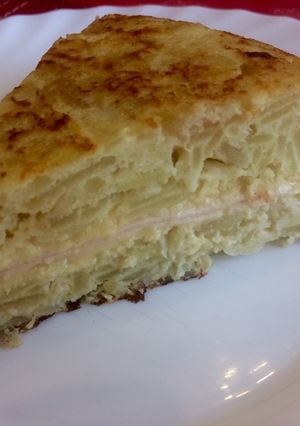 Una foto de Tortilla de papas rellena con queso y jamón