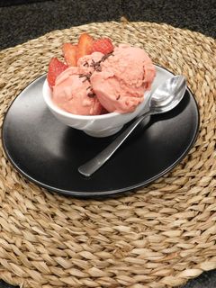 Una foto de Helado de fresa con heladera