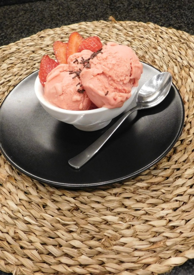 Una foto de Helado de fresa con heladera