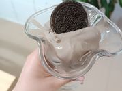 Una foto de helado de oreo con heladera