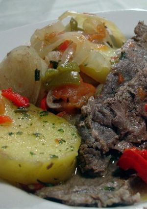Una foto de Bifes a la Criolla