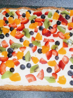A picture of Fruit pizza.