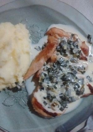 Una foto de Pechugas de pollo con salsa de verdeo