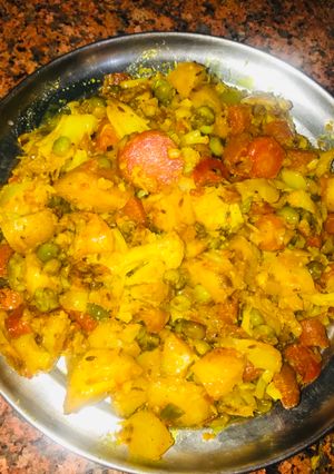 हलवाई स्टाइल मिक्स सब्ज़ी (halwai style mix sabzi recipe in Hindi) रेसिपी मुख्य फोटो