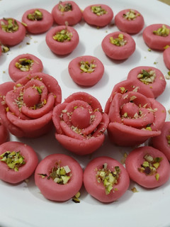 ரோஸ் பேடா (Rose Peda Recipe in TAmil) செய்முறை முக்கிய புகைப்படம்