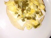 Una foto de nopales con queso panela