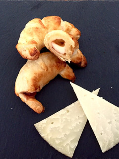 Una foto de Croissants de queso manchego y mermelada de fresa