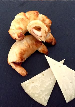 Foto principal de Croissants de queso manchego y mermelada de fresa