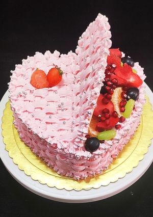 A picture of Fruit basket cake.